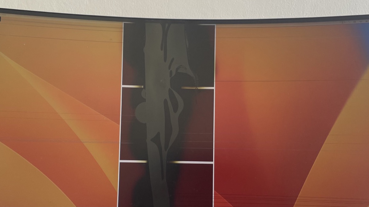 Three color bands marking the damaged display strip during calibration